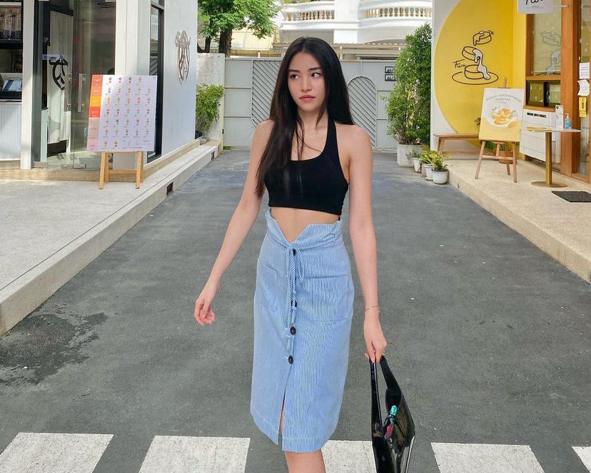 Inspirasi Outfit Pakai Beragam Jenis Rok Ala Jamie Juthapich