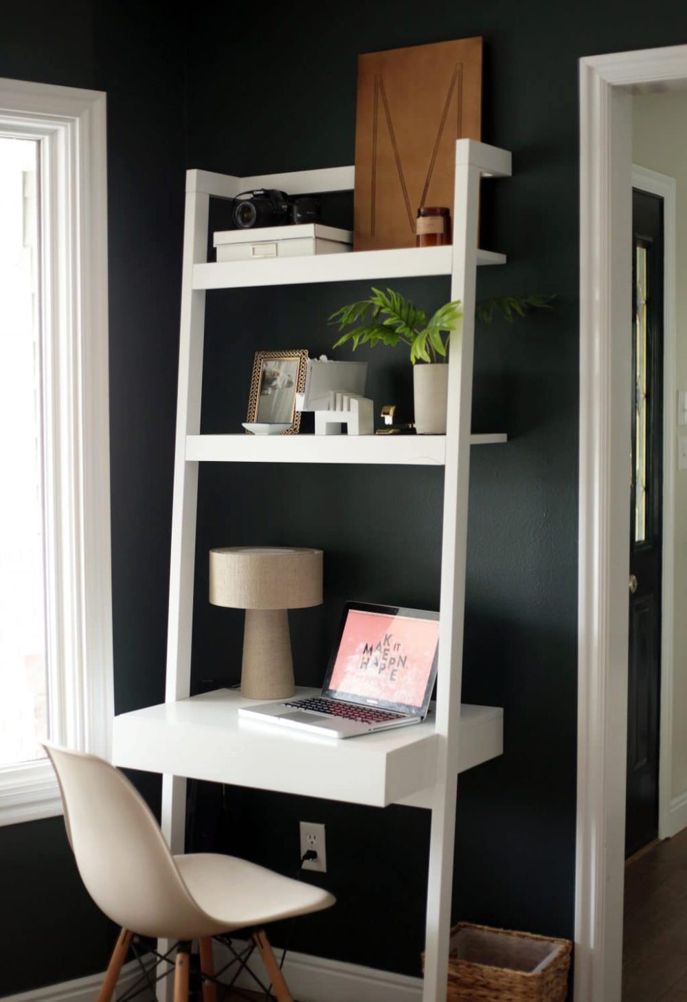 11 Inspirasi Workspace di Rumah dengan Ladder Desk, Artsy Multifungsi