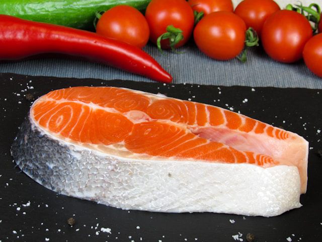 10 Tips Mengolah Ikan Salmon agar Nutrisinya Tidak Hilang 