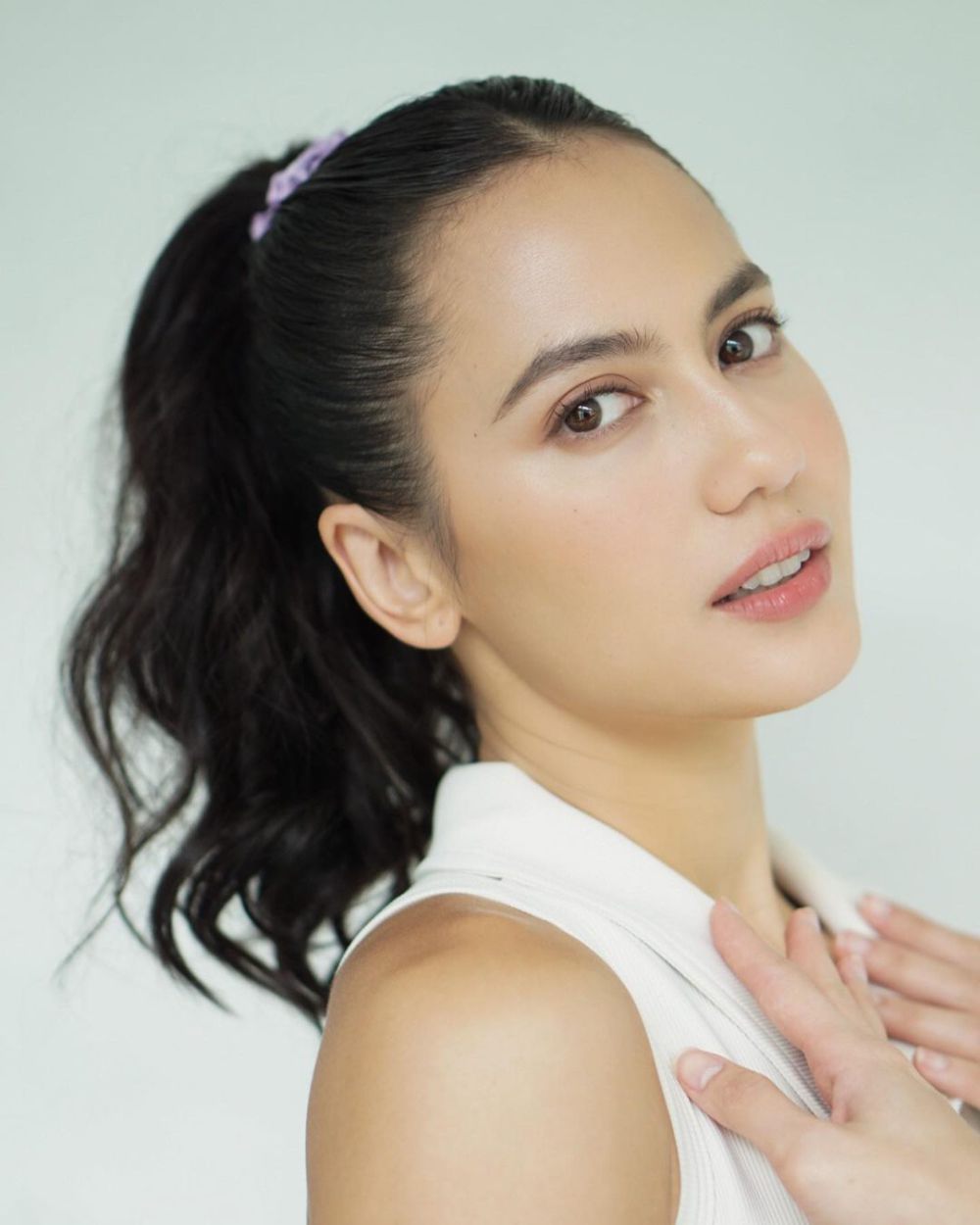 9 Inspirasi Makeup Minimalis ala Pevita Pearce, buat Daily!