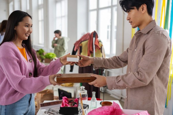 5 Cara Unik Meningkatkan Loyalitas Pelanggan, Jadilah Friendly
