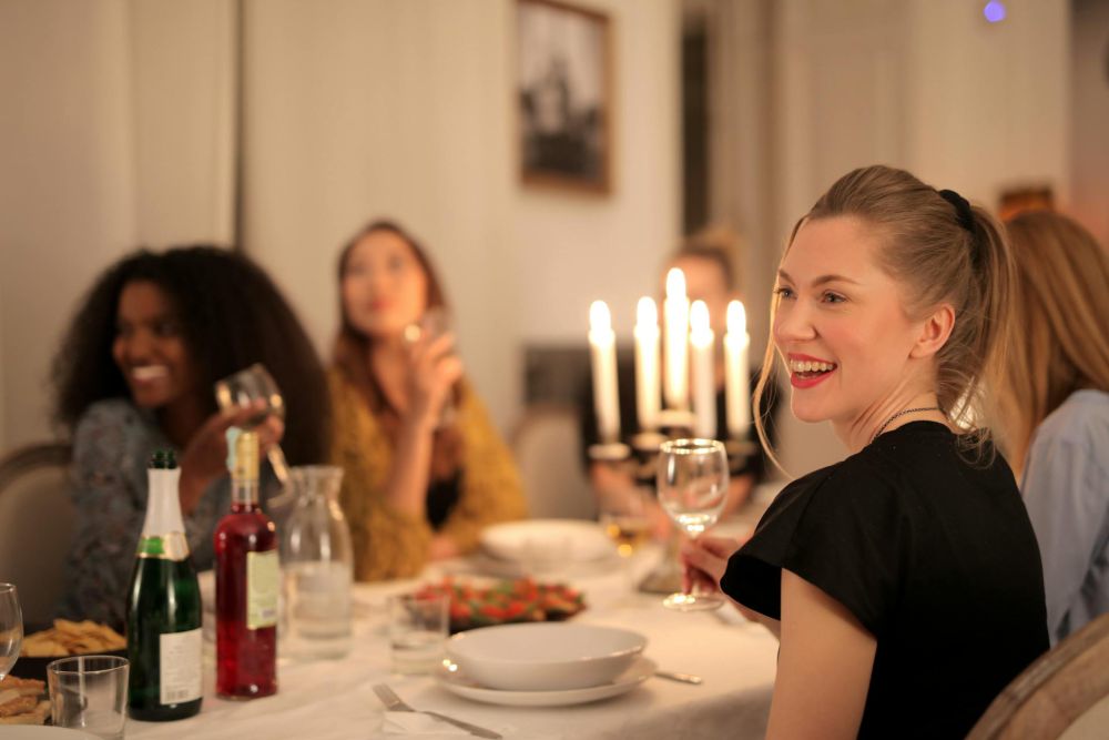 5 Aturan Tidak Tertulis saat Makan Malam Bersama Keluarga Pasangan