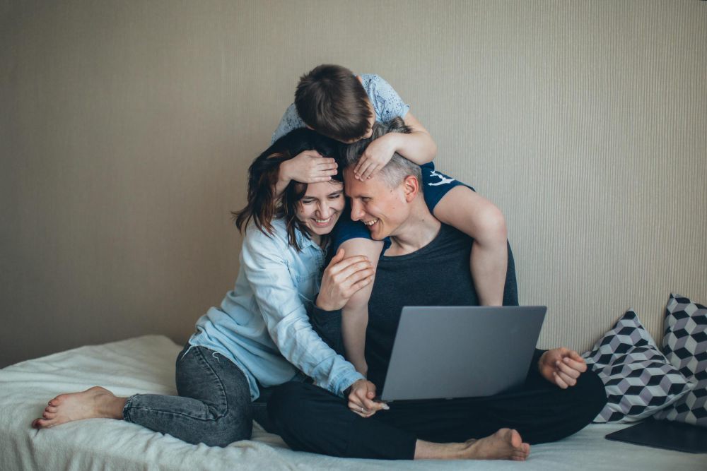 5 Tips Bagi Tugas Mengasuh Anak untuk Pasangan yang Sibuk, Fleksibel!