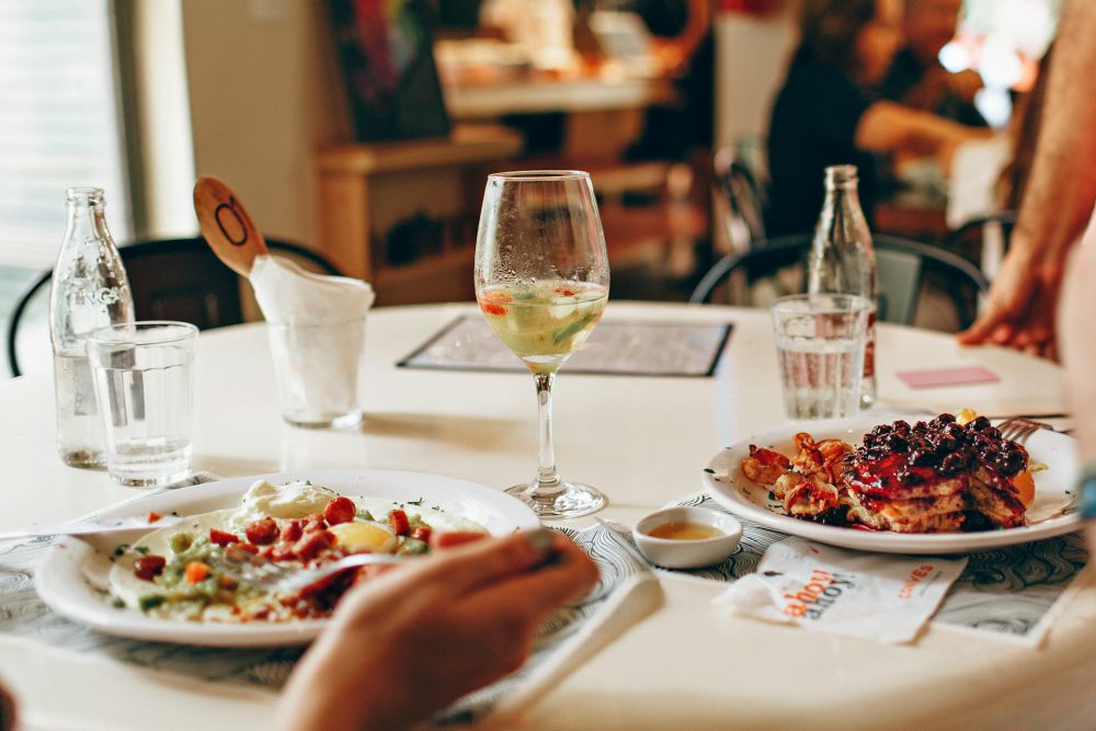 5 Aturan Tidak Tertulis saat Makan Malam Bersama Keluarga Pasangan