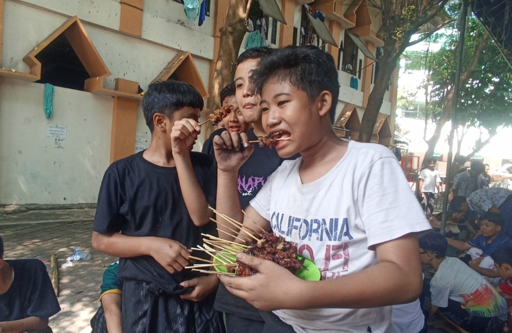 Keseruan Santri Tebuireng Jombang Bakar Sate Massal di Pondok