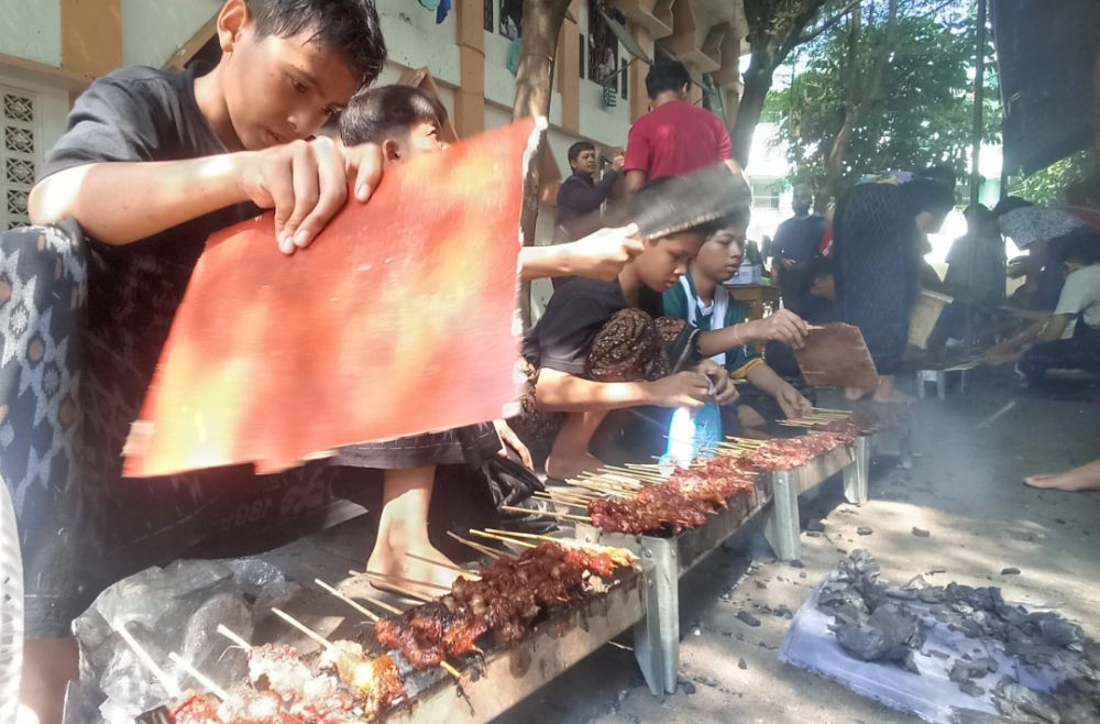 Keseruan Santri Tebuireng Jombang Bakar Sate Massal di Pondok