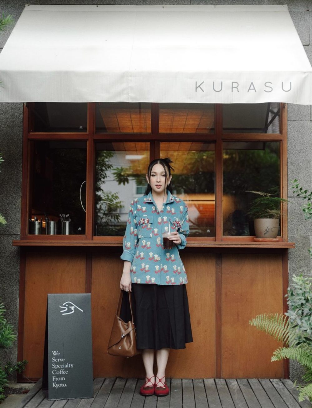 9 OOTD Kasual Outfit buat Cafe Date ala Agatha Pricilla, Style All Out