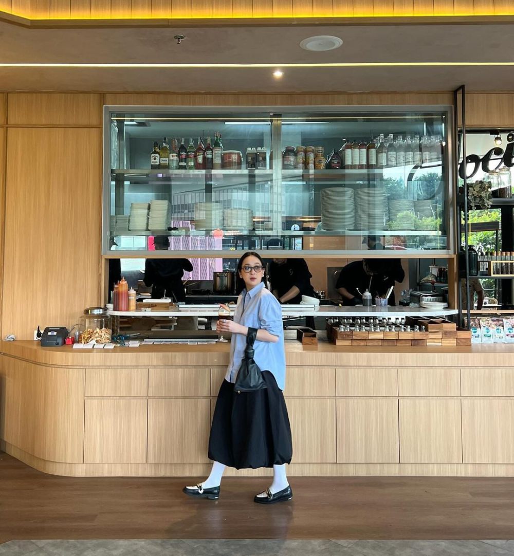 9 OOTD Kasual Outfit buat Cafe Date ala Agatha Pricilla, Style All Out