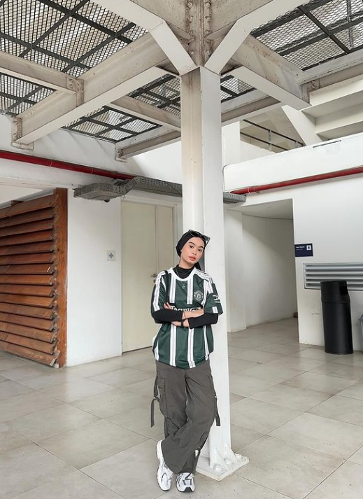 7 Ide OOTD Hijab Pakai Kaos Oversize ala Nola Clara 