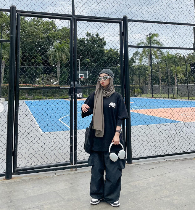 7 Ide OOTD Hijab Pakai Kaos Oversize ala Nola Clara 