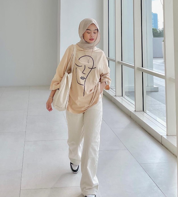 7 Ide OOTD Hijab Pakai Kaos Oversize ala Nola Clara 