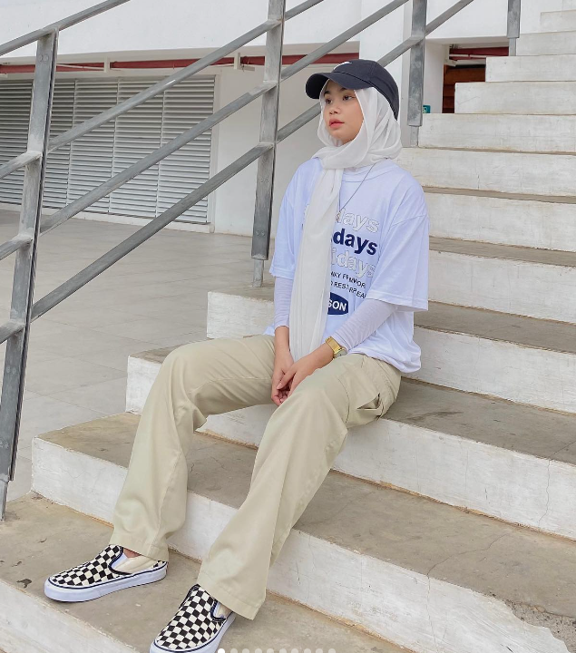 7 Ide OOTD Hijab Pakai Kaos Oversize ala Nola Clara 