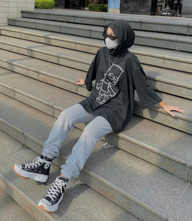 7 Ide OOTD Hijab Pakai Kaos Oversize ala Nola Clara 