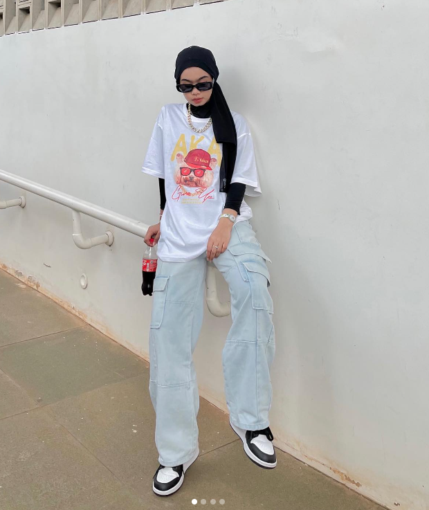 7 Ide OOTD Hijab Pakai Kaos Oversize ala Nola Clara 