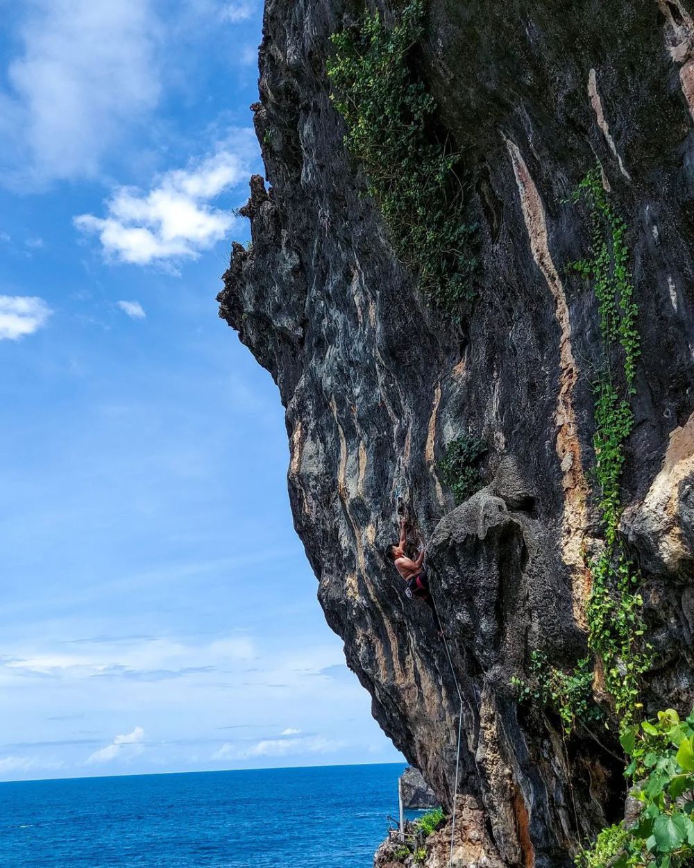 12 Spot Panjat Tebing Terbaik di Indonesia, Menguji Nyali! 