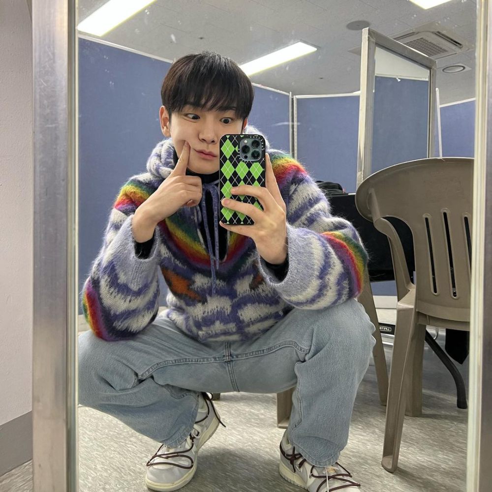 9 Ide Outfit Mirror Selfie ala Key SHINee, Stand Out!