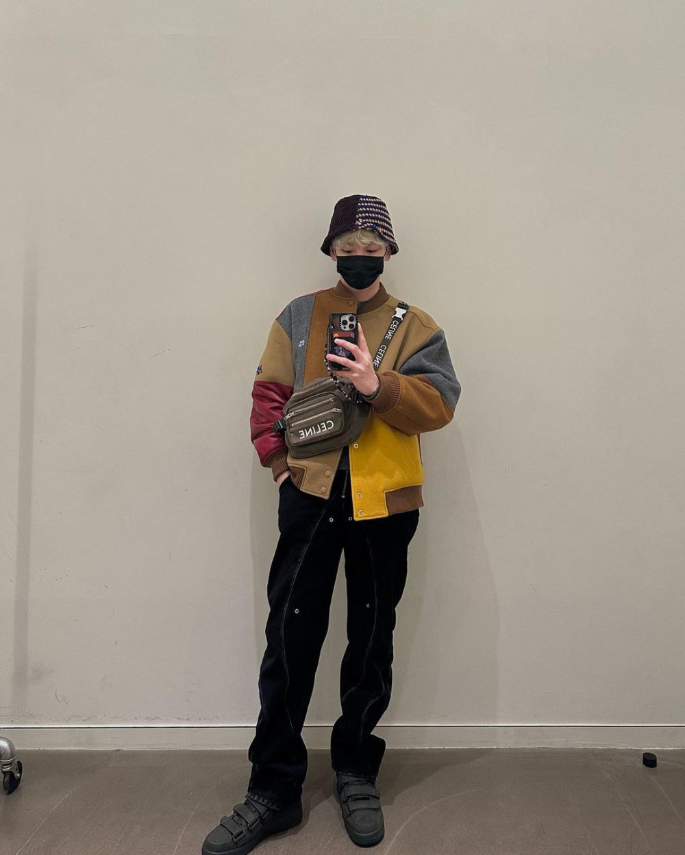 9 Ide Outfit Mirror Selfie ala Key SHINee, Stand Out!