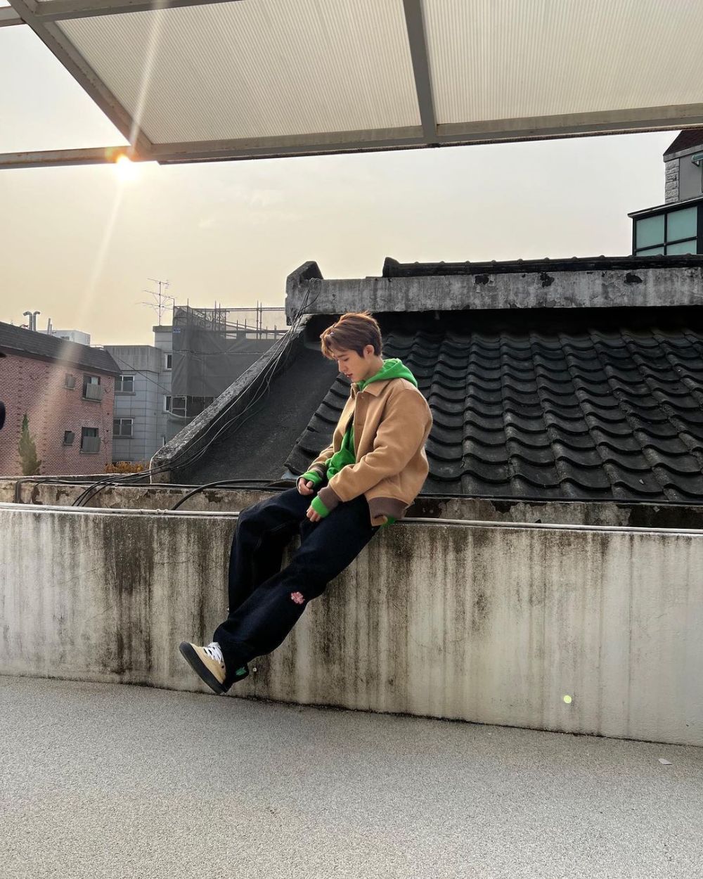 8 Inspirasi Outfit Traveling Ala Kim Hanbin, Stylish Nan Kek