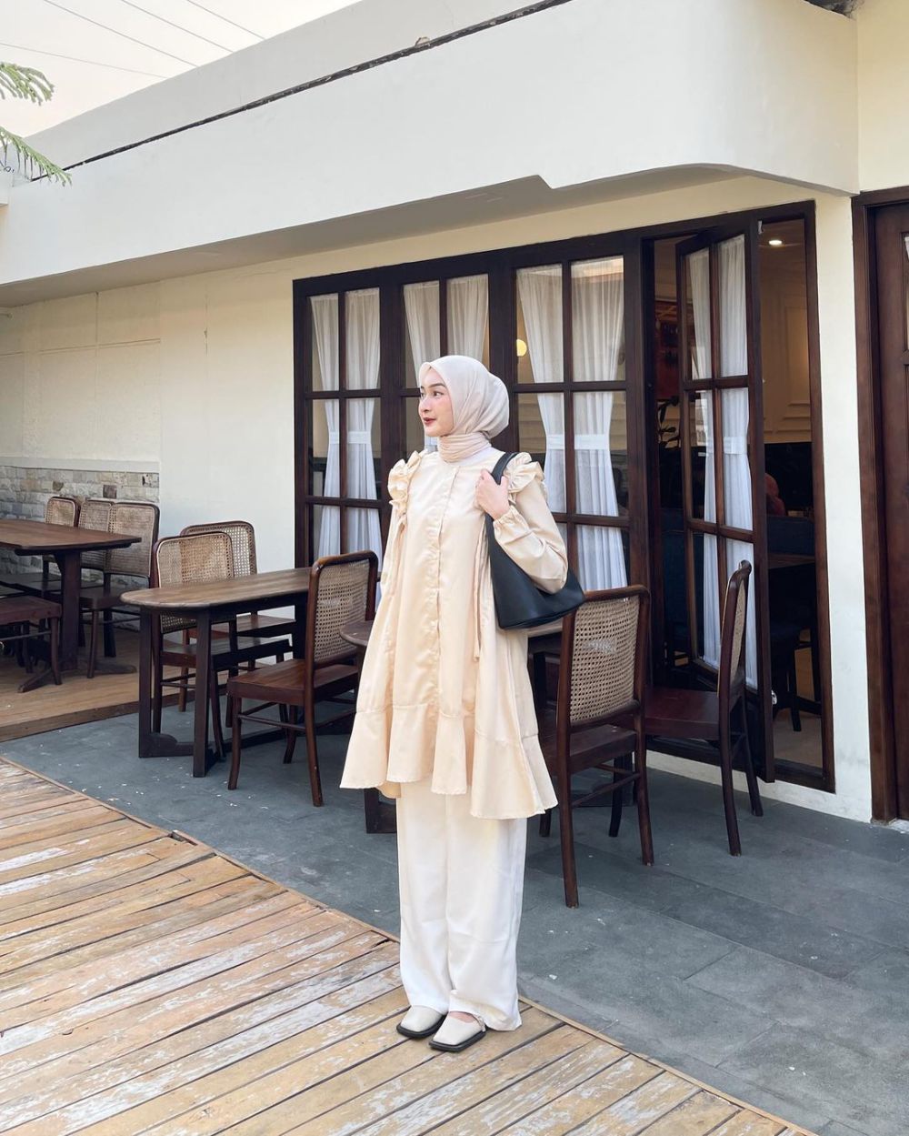 10 Ide OOTD Hijab Aneka Warna ala Ingrid Yulika, Anti Monoton!