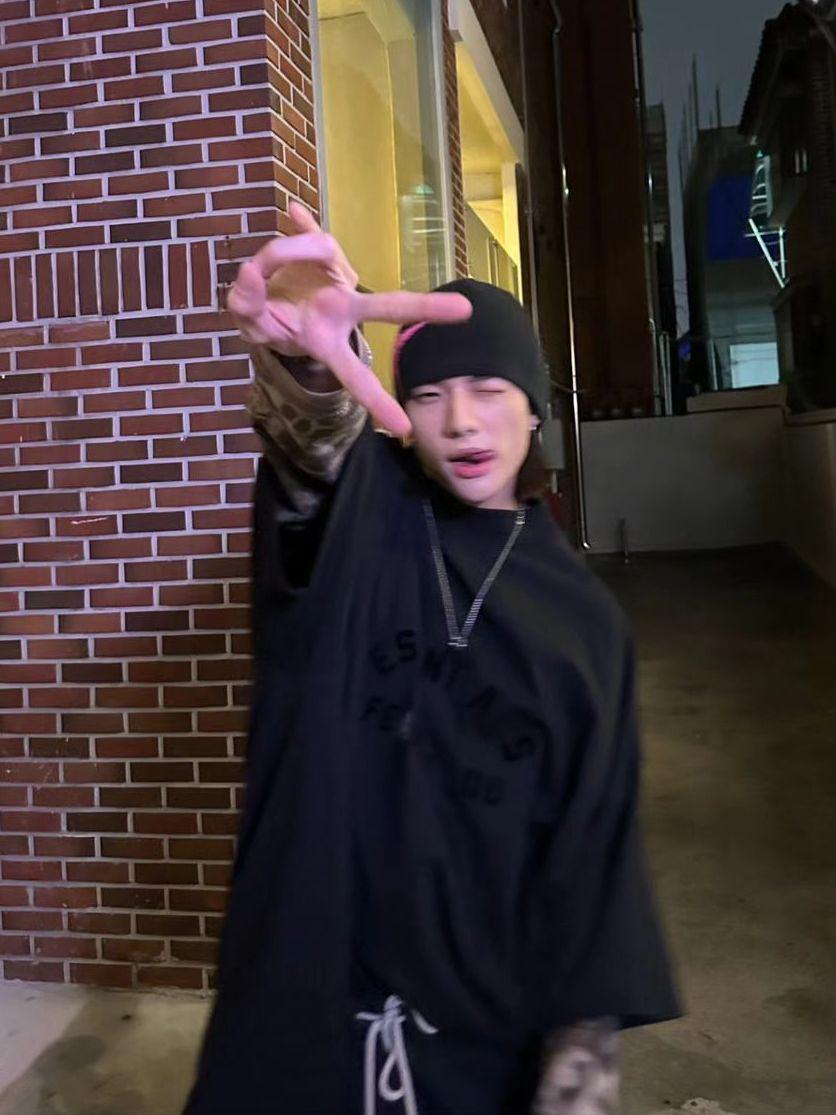 Ide OOTD Pakai Beanie ala Hyunjin Stray Kids