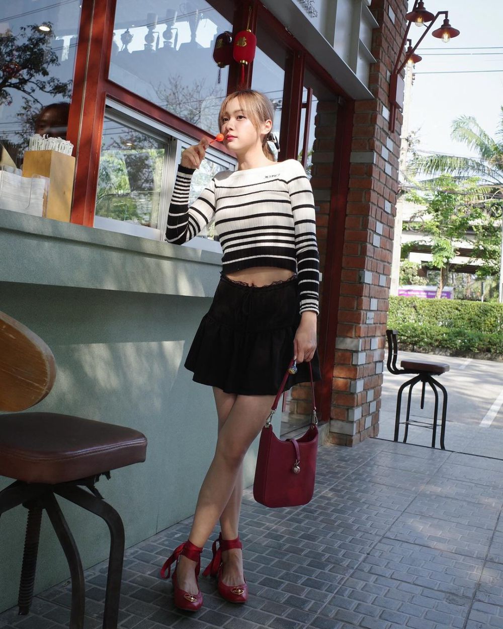 8 Padu Padan Mini Skirt ala Oom Eisaya, Chic and Girly!