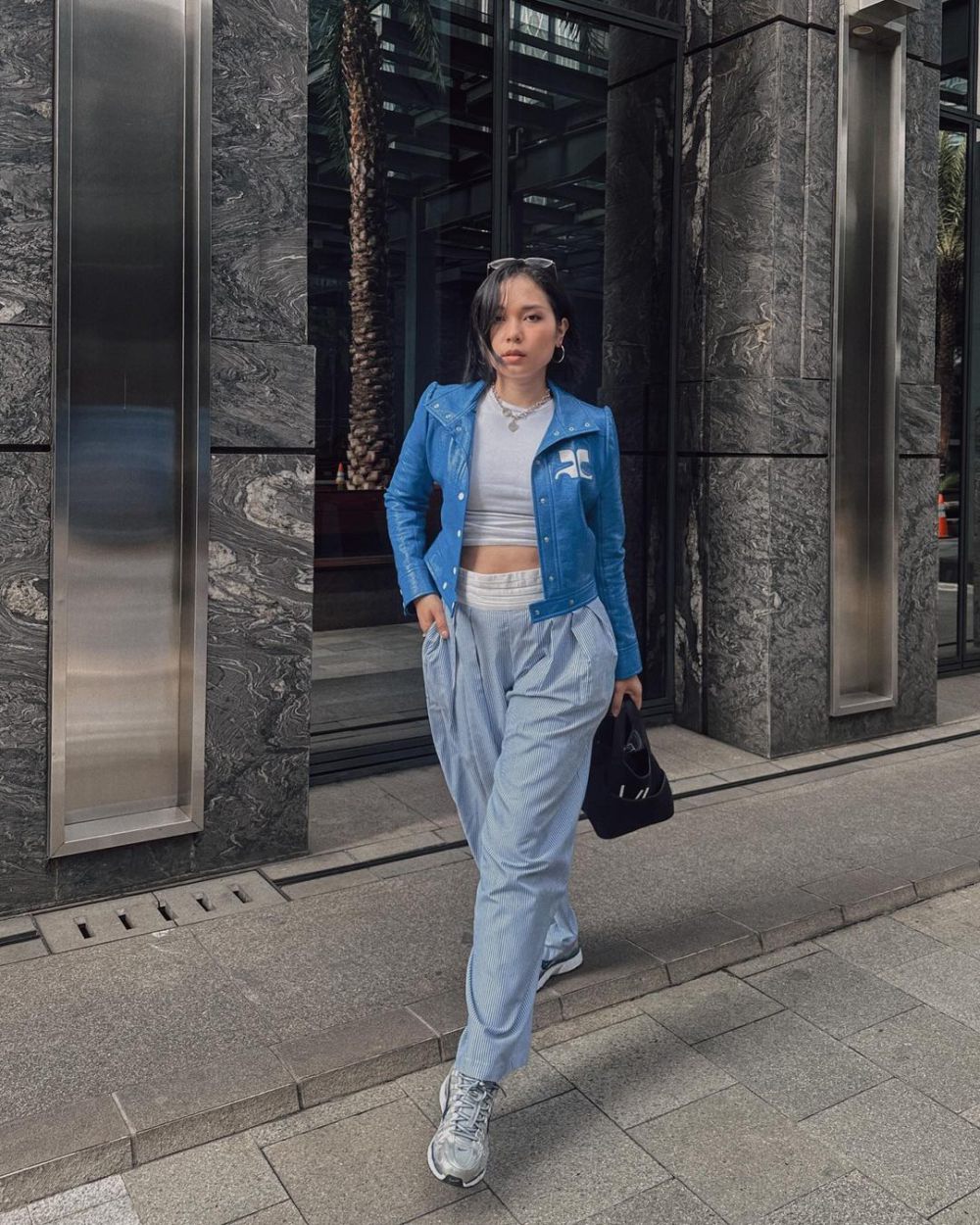 9 Ide OOTD Street Style ala Ayla Dimitri yang Suka Pakai Loafers!