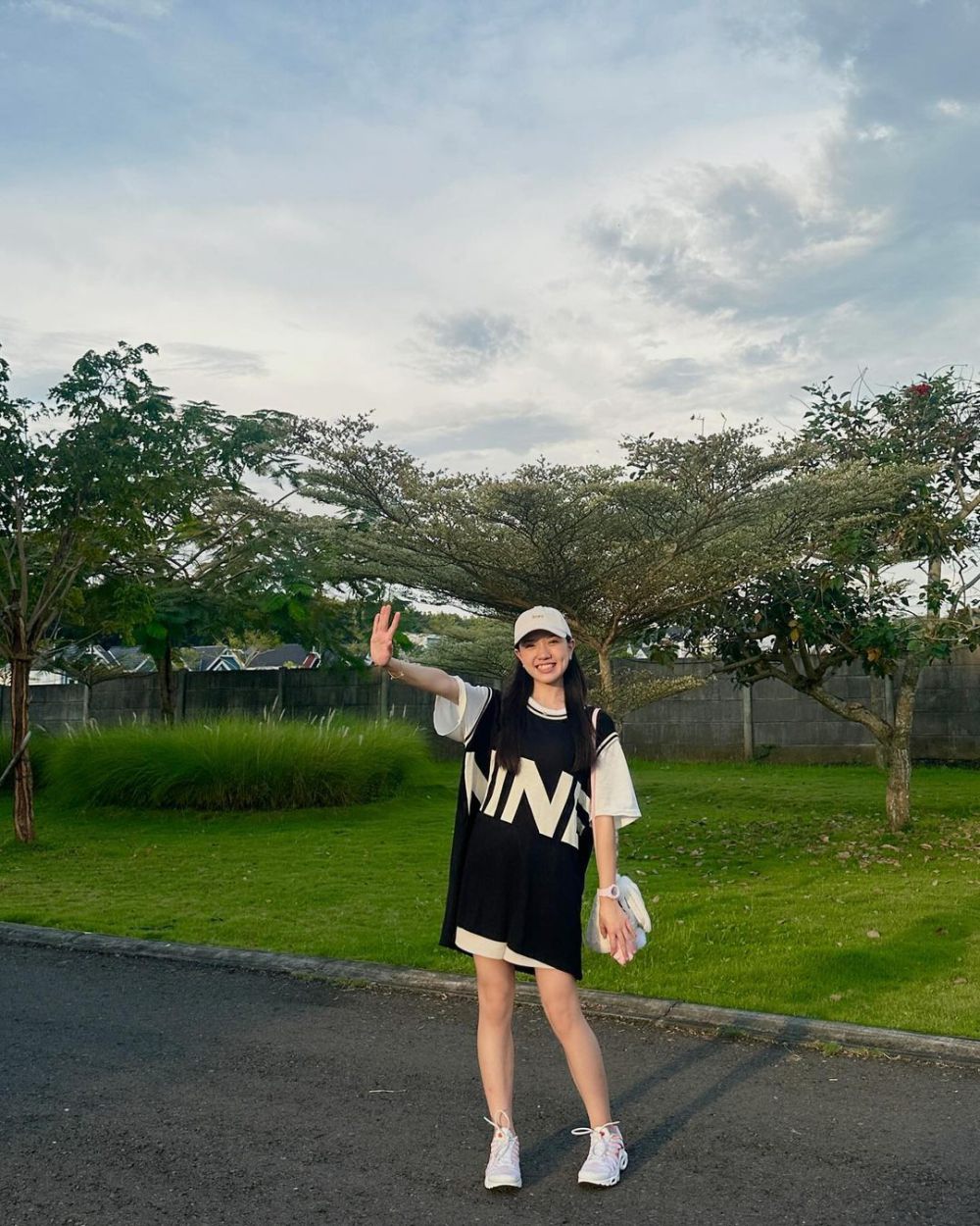 7 Inspirasi Outfit Hitam Putih ala Gracie JKT48, Eye Catching!
