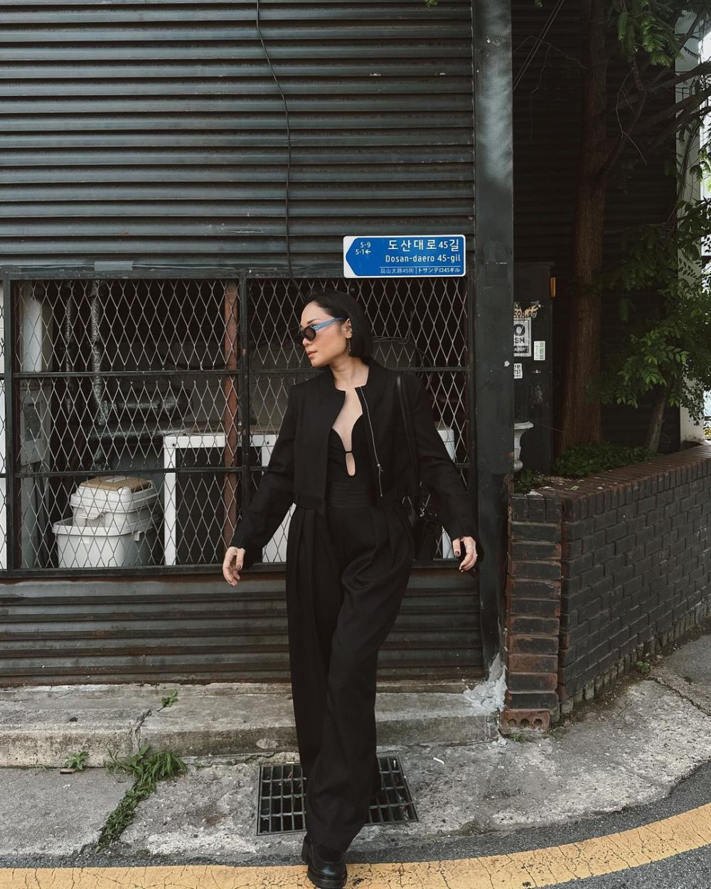 9 Ide OOTD Street Style ala Ayla Dimitri yang Suka Pakai Loafers!