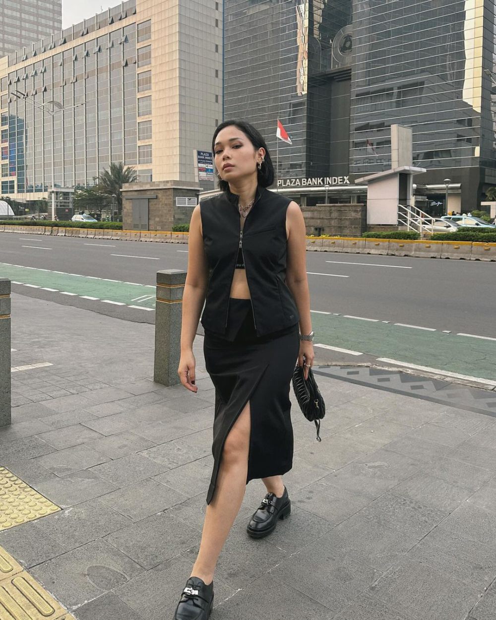 9 Ide OOTD Street Style ala Ayla Dimitri yang Suka Pakai Loafers!