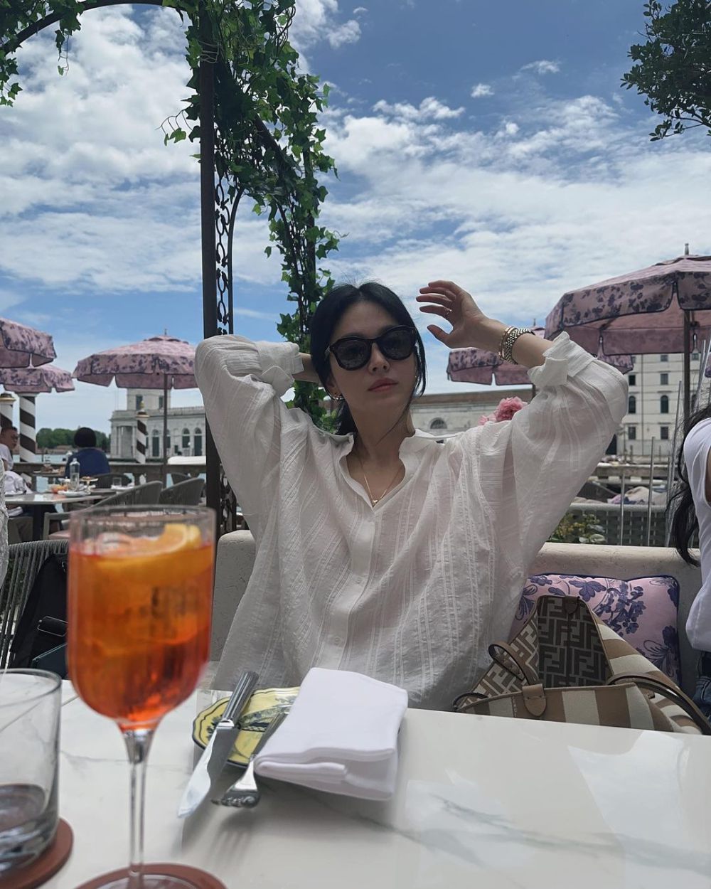 10 Pesona Song Hye-Kyo Liburan di Italia, Kenakan OOTD Santai