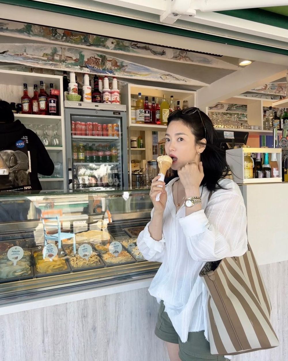 10 Pesona Song Hye-Kyo Liburan di Italia, Kenakan OOTD Santai