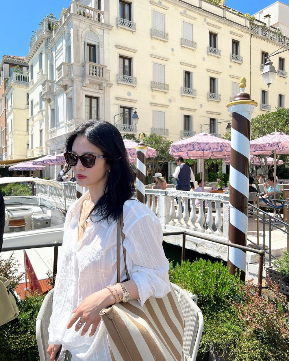 10 Pesona Song Hye-Kyo Liburan di Italia, Kenakan OOTD Santai