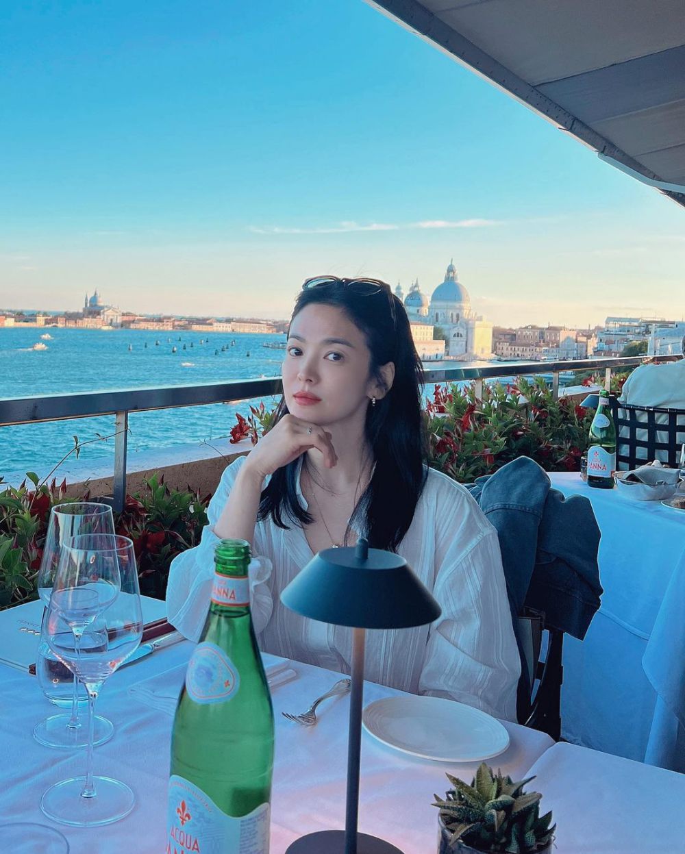 10 Pesona Song Hye-Kyo Liburan di Italia, Kenakan OOTD Santai