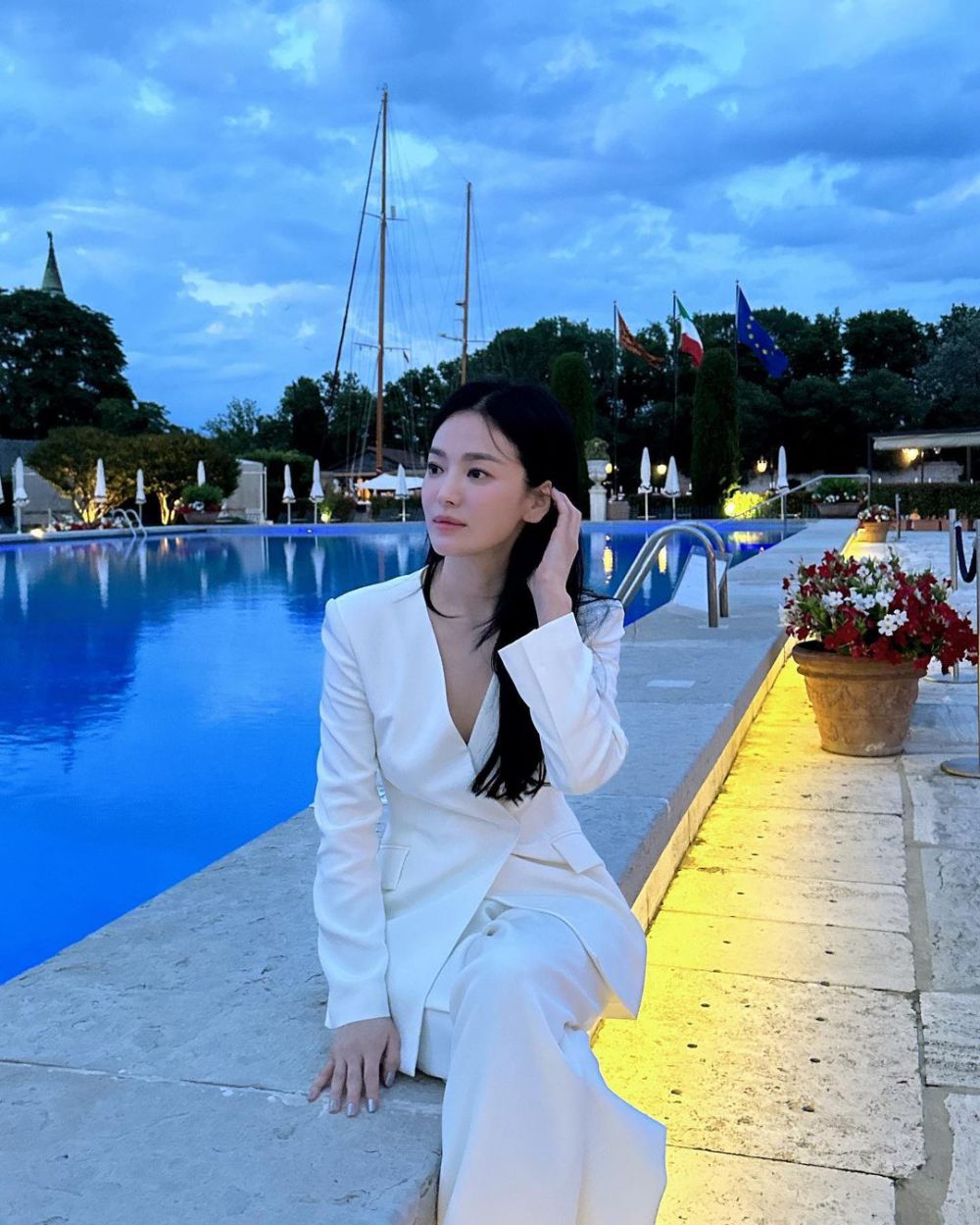 10 Pesona Song Hye-Kyo Liburan di Italia, Kenakan OOTD Santai