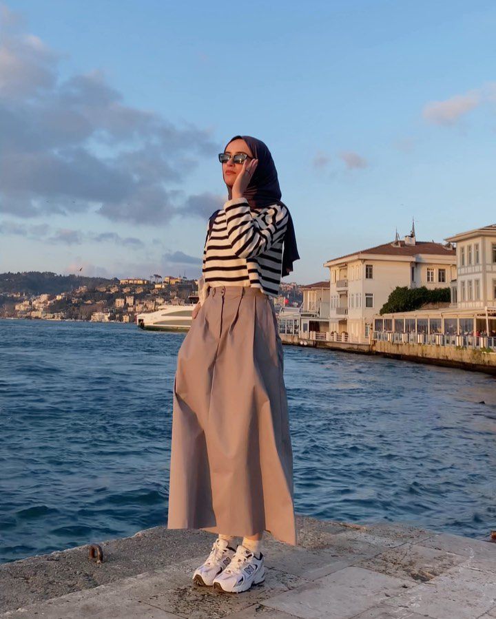 9 Tips OOTD Kaos Oversize Hijab, Anti Belel Pakai Motif Garis