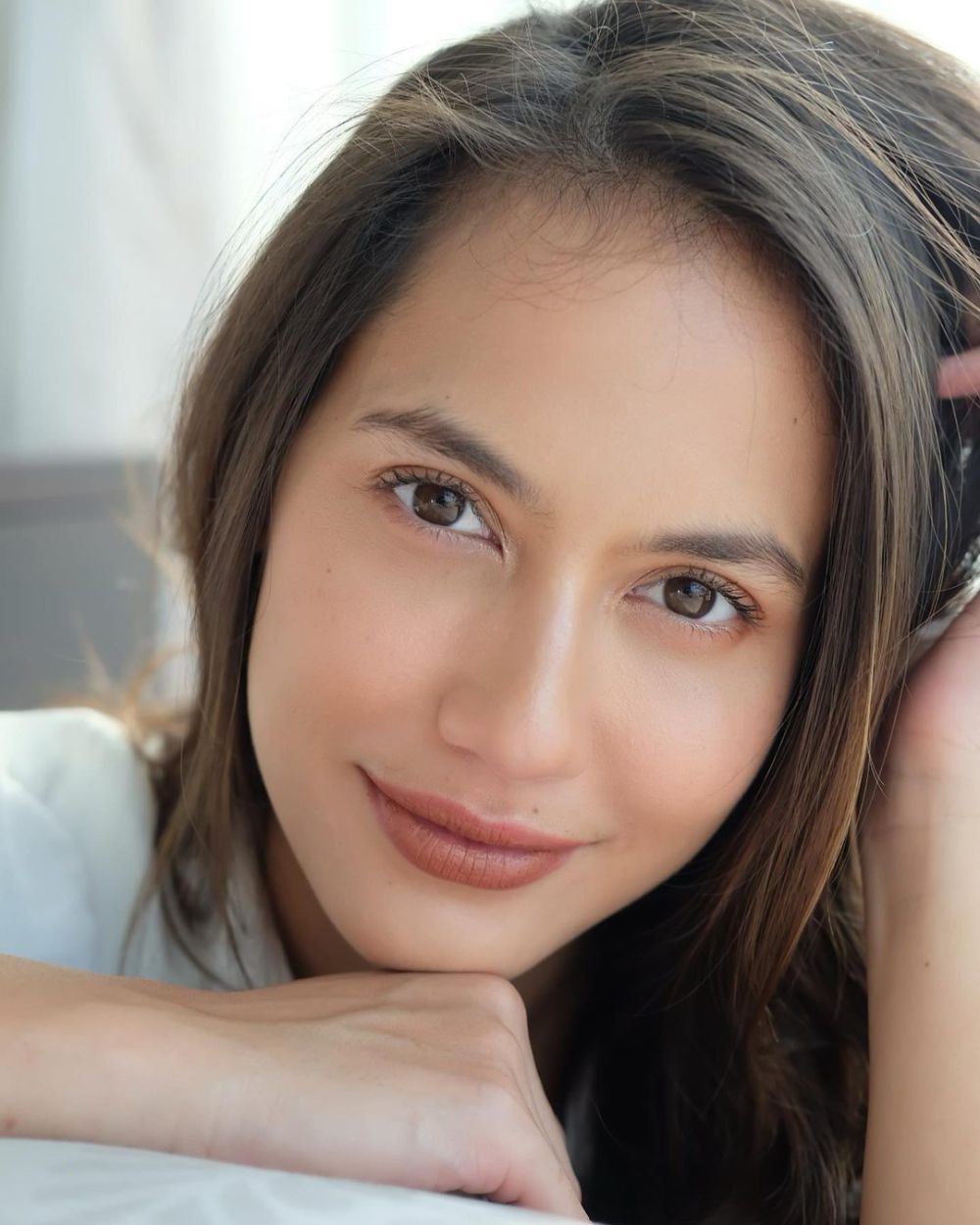 9 Inspirasi Makeup Minimalis ala Pevita Pearce, buat Daily!