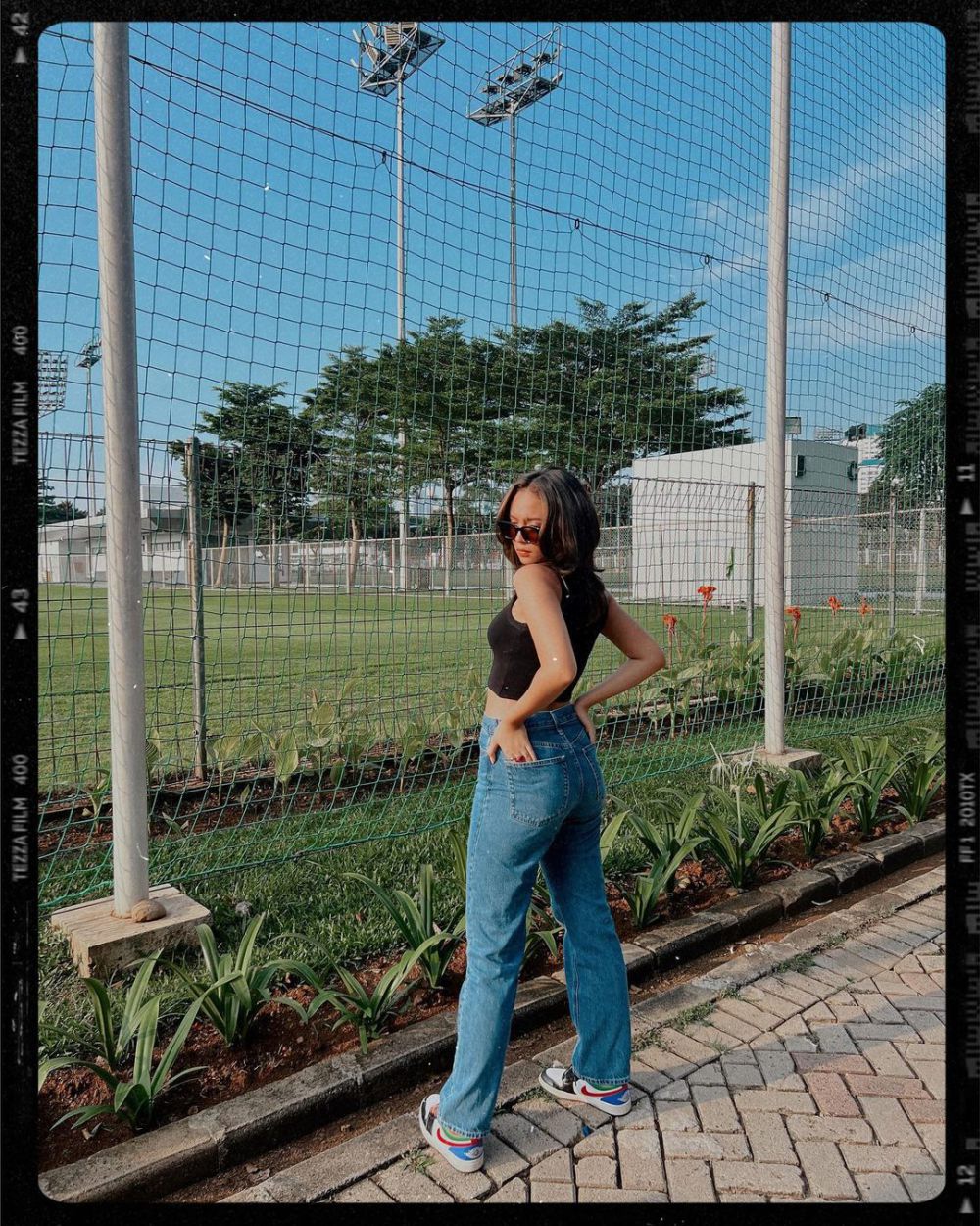 8 Referensi Simple Look Celana Jeans ala Asha Assuncao