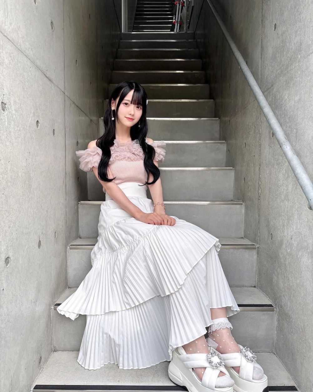 7 Ide OOTD Nuansa Putih ala Momona Matsumoto, Clean dan Cute!