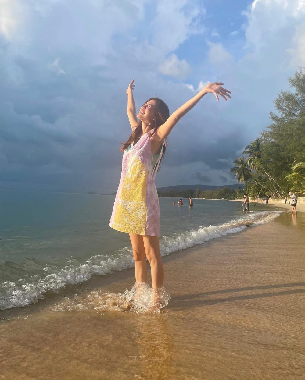 10 Inspirasi Beach Outfit ala Baifern Pimchanok yang Comfy!