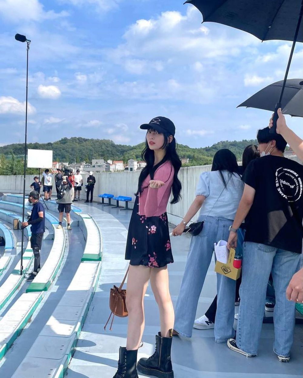 9 OOTD Dipadu Topi ala Bae Suzy, Tampil Kece!