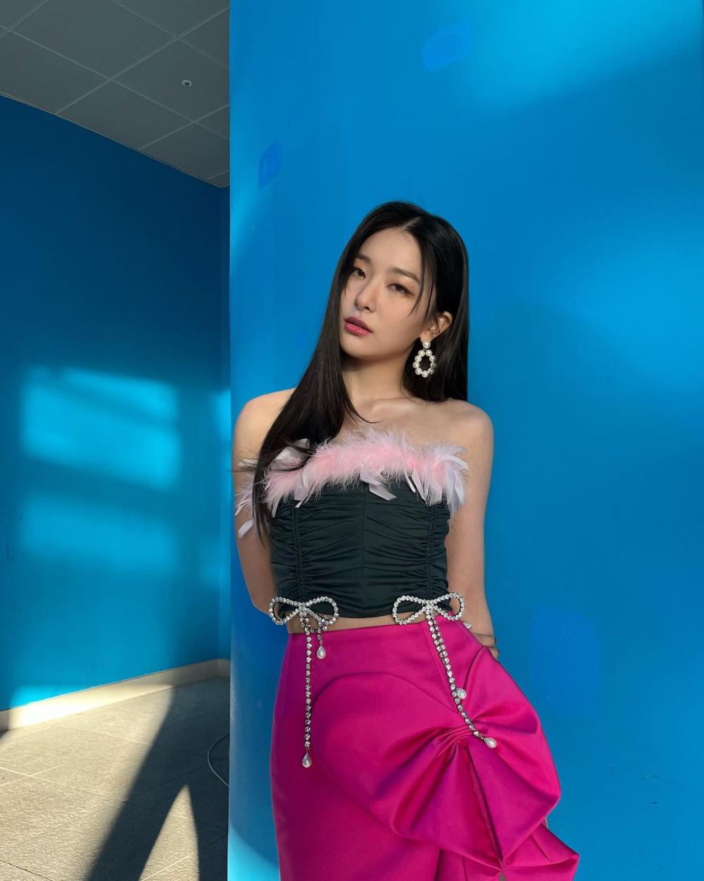 12 Ide Outfit Serba Pink ala Seulgi Red Velvet, Super Chic!