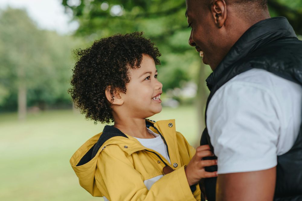 6 Tips Lakukan Deep Talk dengan Anak Laki-laki, Cari Suasana Nyaman