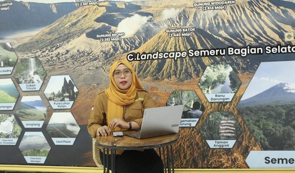 Fenomena Tornado Pasir Menyapu Kawasan Gunung Bromo