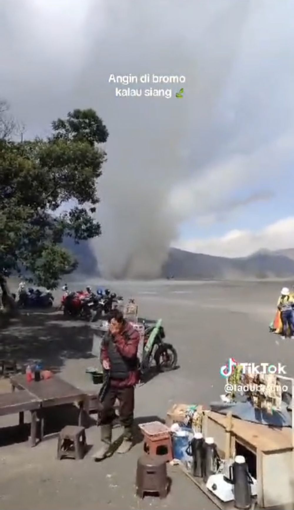 Fenomena Tornado Pasir Menyapu Kawasan Gunung Bromo