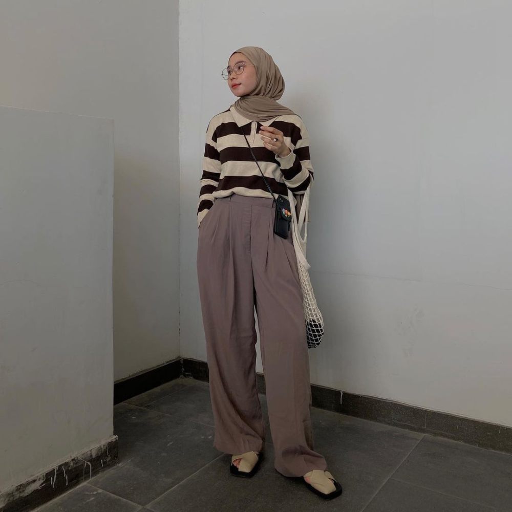 9 Padu Padan Atasan Motif Stripe ala Fitri Hasiani, Kece Maksimal!