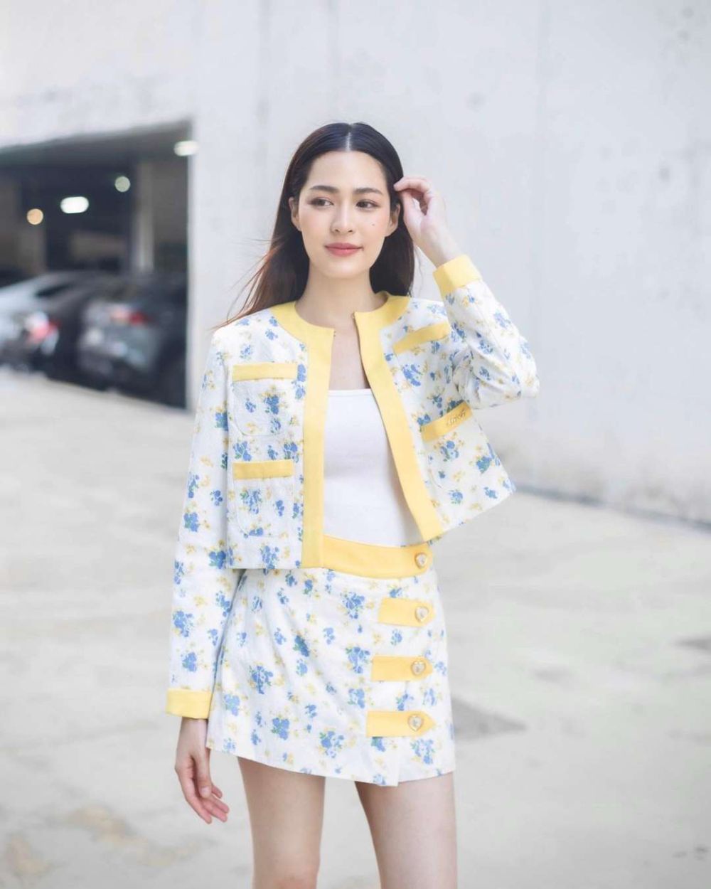 7 Outfit Hangout dengan Skirt dan Dress ala Lingling Kwong, No Boring!