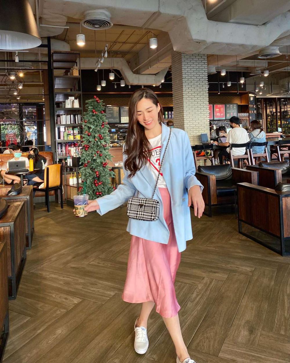 7 Outfit Hangout dengan Skirt dan Dress ala Lingling Kwong, No Boring!