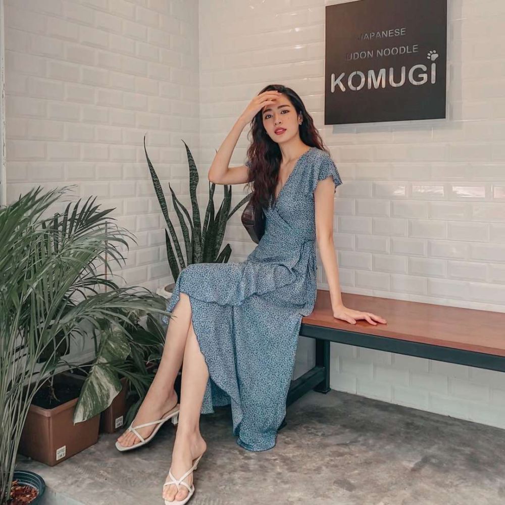 7 Outfit Hangout dengan Skirt dan Dress ala Lingling Kwong, No Boring!