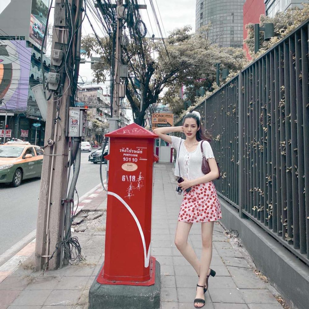 7 Outfit Hangout dengan Skirt dan Dress ala Lingling Kwong, No Boring!