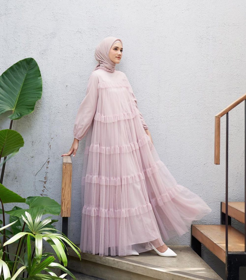 9 Inspirasi Outfit Nuansa Warna Pink ala Rania Sukandari, So Girly!